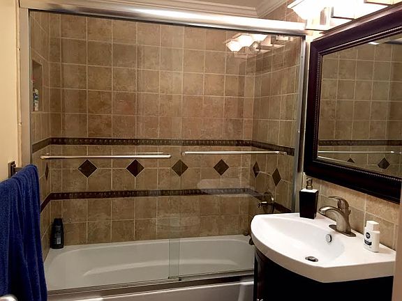 4th image of 221 W 48th St APT 806