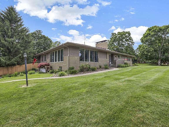 4th image of 855 E Village Dr