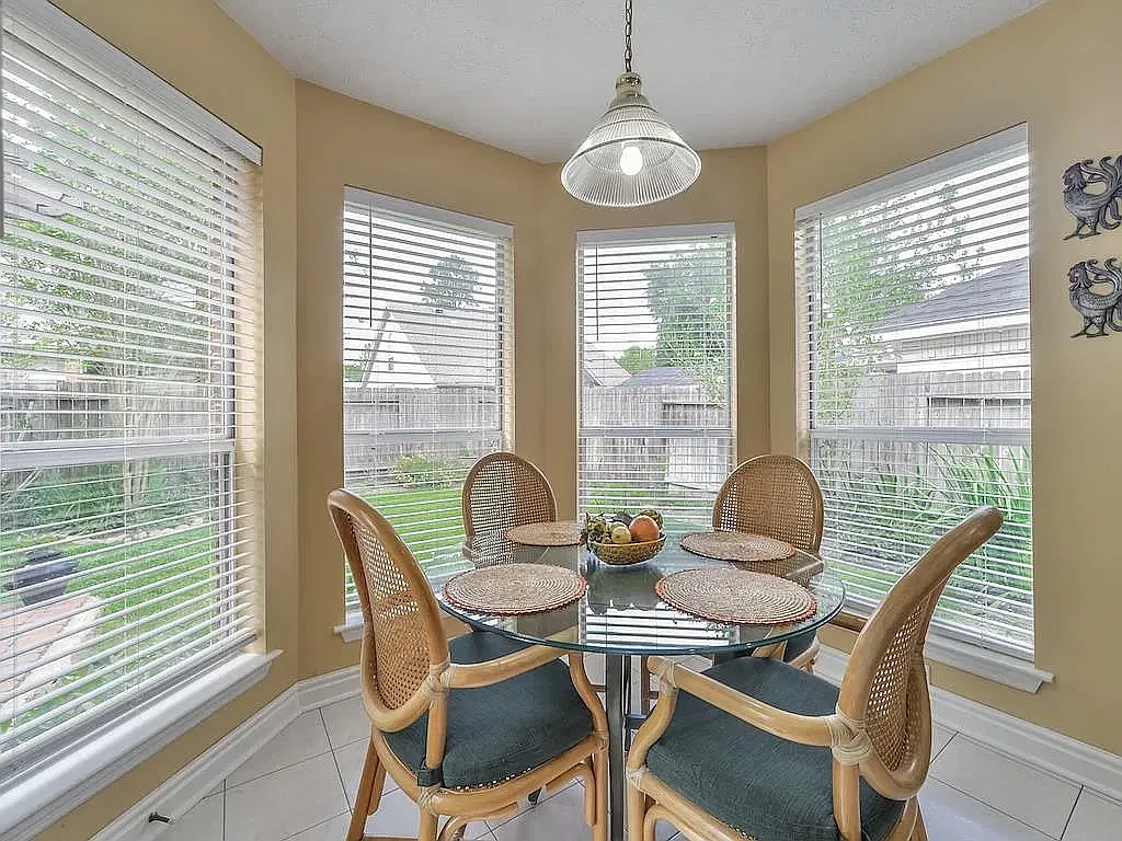 3 bed, 1848 sqft, $2,180 — Photo 3