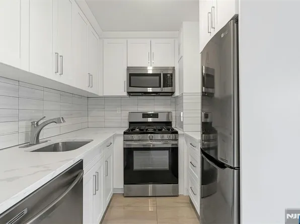 2000 Linwood Ave APT 16B, Fort Lee, NJ 07024