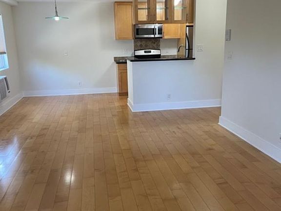 5th image of 1132 S Bedford St #2