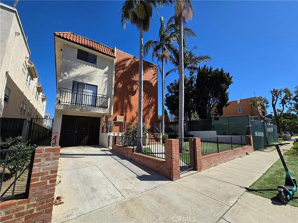 Building Photo - 2440 Penmar Ave #2