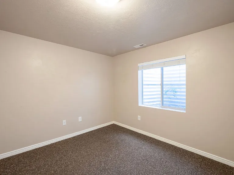 148 W 3360 N — Photo 21