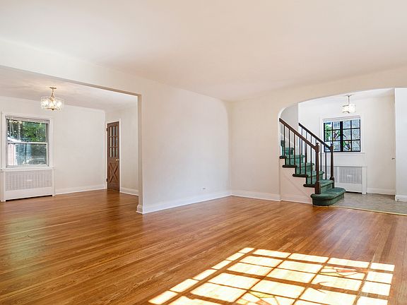 5th image of 11 Huntington Dr