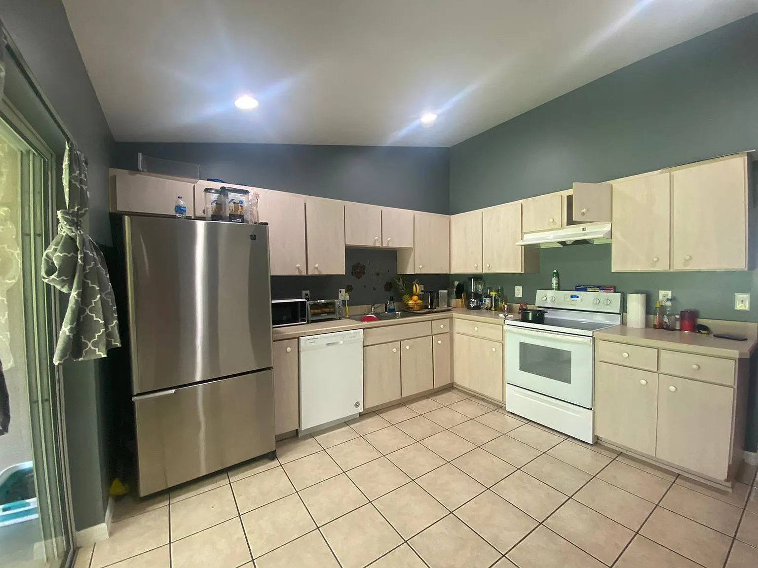 3 bed, 1279 sqft, $1,750 — Photo 2