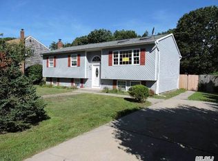63 Palmetto Dr, Shirley, NY 11967