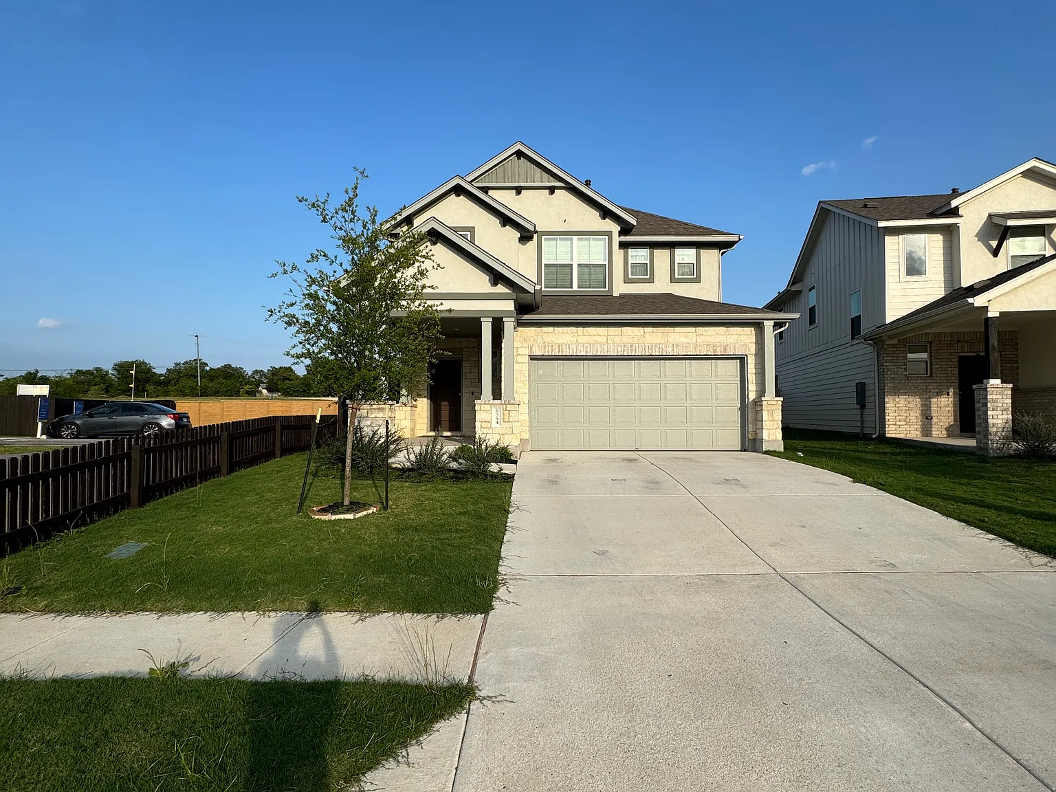 3 bed, 2.5 bath, 1900 sqft, $2,350 — Photo 2