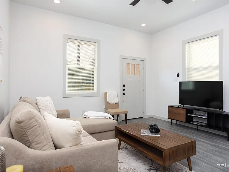 1727 E Crockett St — Photo 14