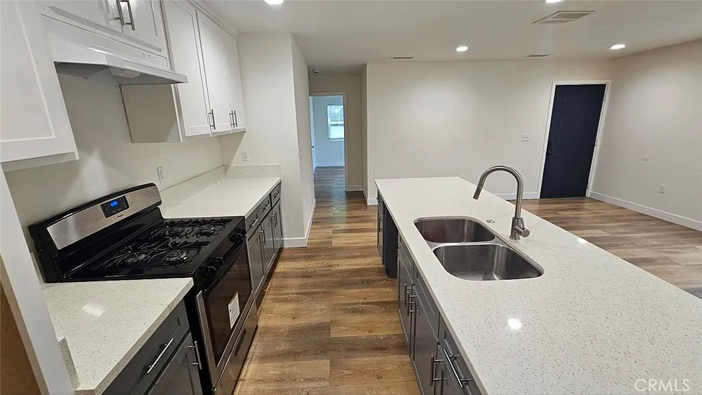 3 bed, 2101 sqft, $2,800 — Photo 1