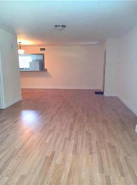 2nd image of 3150 Plaza St