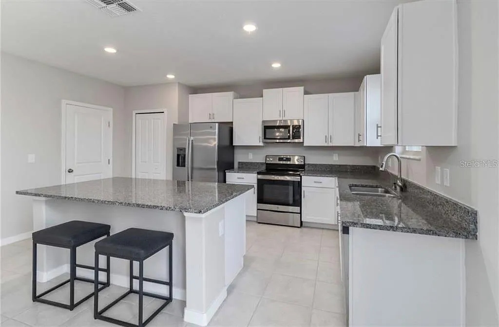 4 bed, 2.5 bath, 2635 sqft, $2,600 — Photo 3