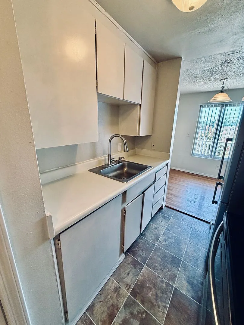 Admirals Apartments — Photo 3