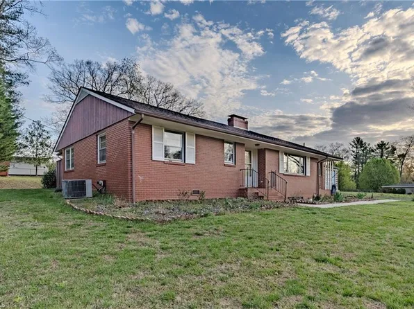 246 Fairview Ave, Mount Airy, NC 27030