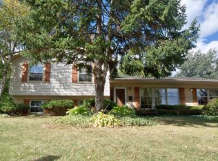 195 Meadowbrook Ct, Lake Zurich, IL 60047