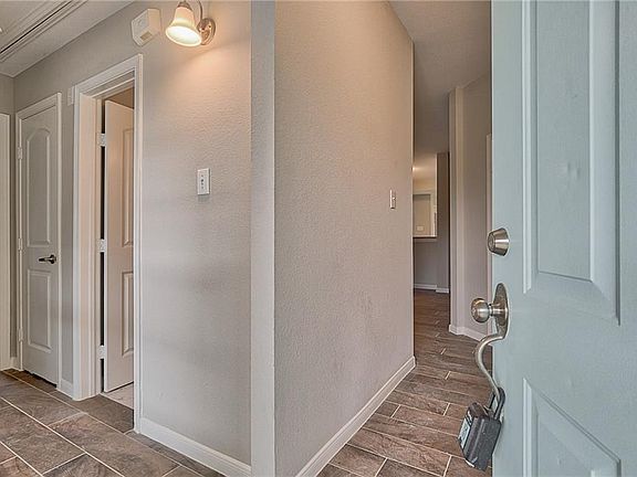 3rd image of 1205 Greenbriar Ln