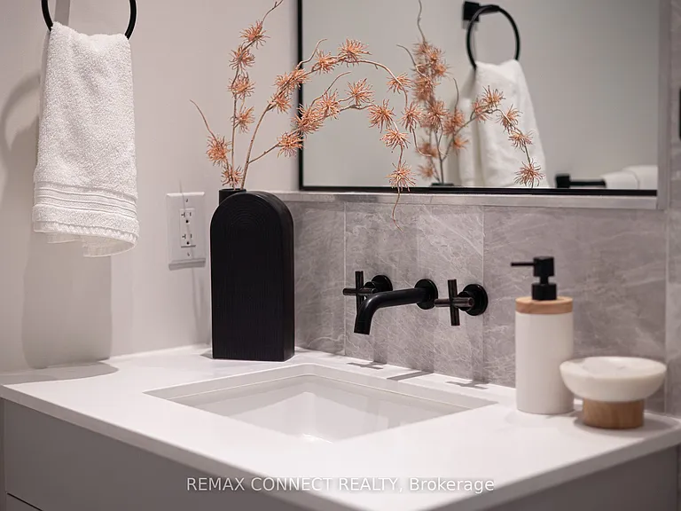 41 Dovercourt Rd #402 — Photo 17