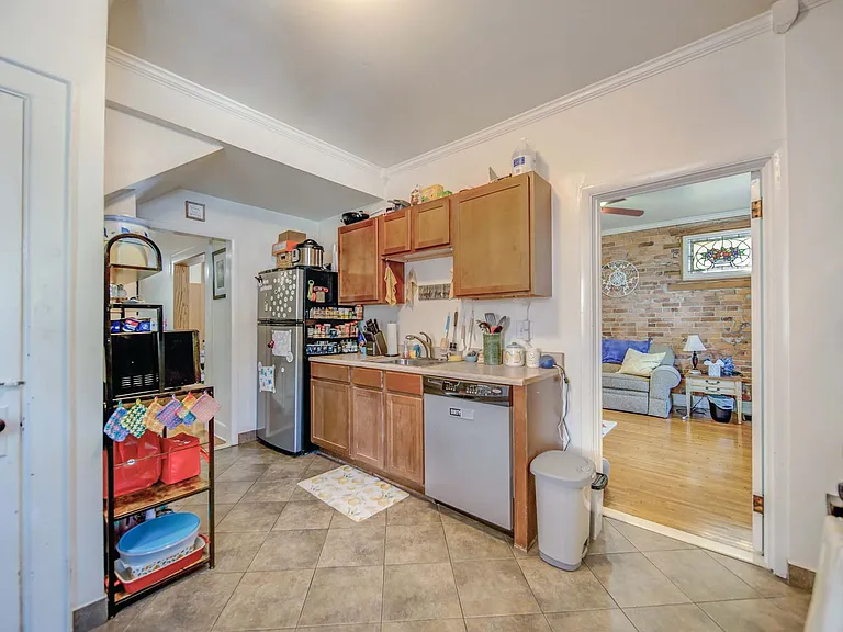 2405 Summit St — Photo 9