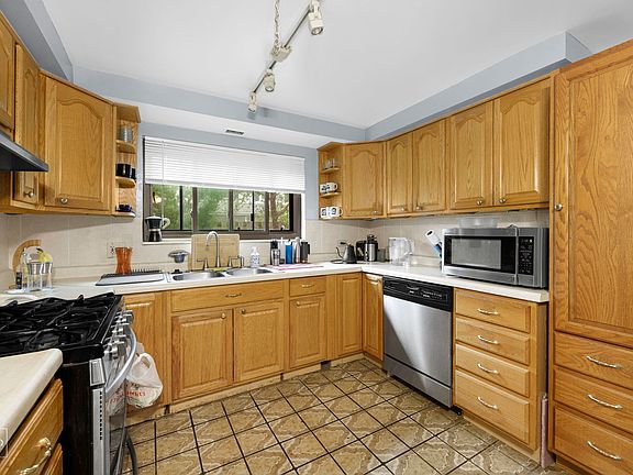 4th image of 241 N Walnut St #1W