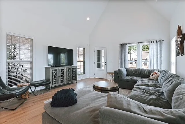 3233 Bradley Ln — Photo 10