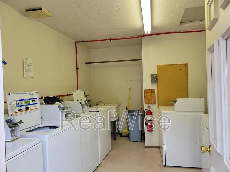 832 NE D St #5 — Photo 4