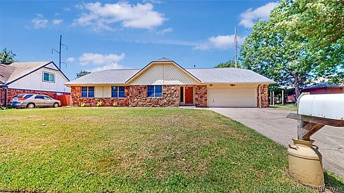 4004 S Maple Ave Photo 1