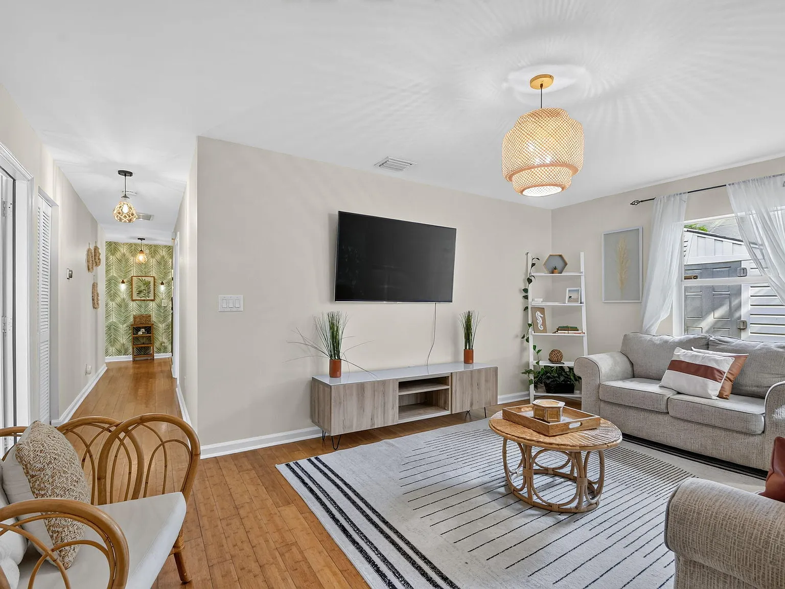 3 bed, 2.0 bath, 1581 sqft, $5,000 — Photo 3
