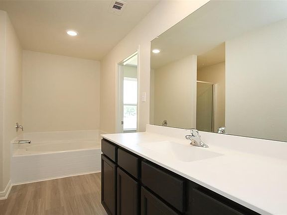3rd image of 545 Bains St