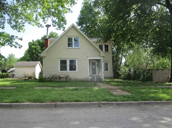 915 E 12th Ave, Winfield, KS 67156