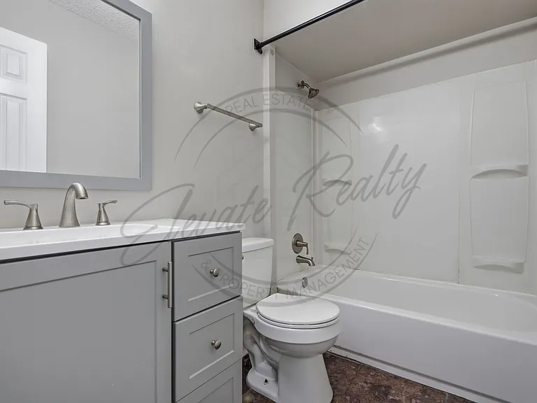 703 Linden Grn — Photo 12