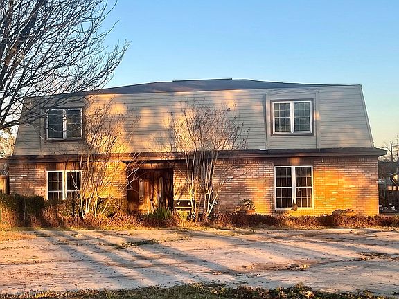 2nd image of 1001 Honeysuckle St