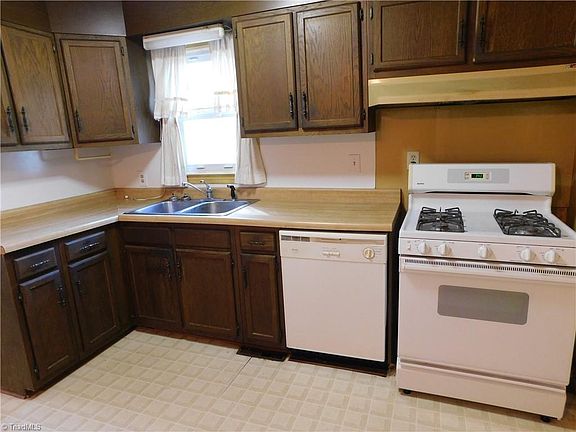 3rd image of 902 Ross Ave