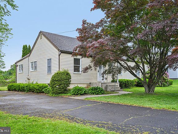 2nd image of 425 Arbutus Ave