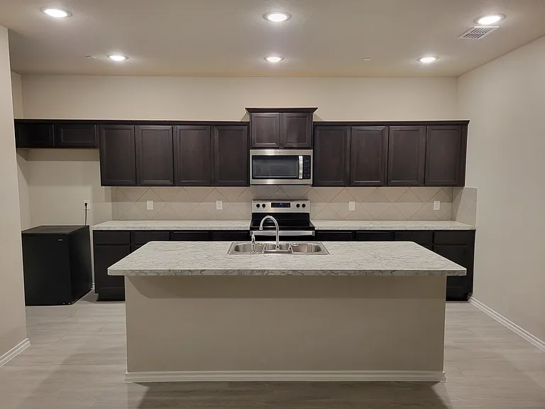 2909 Bluets Dr — Photo 2