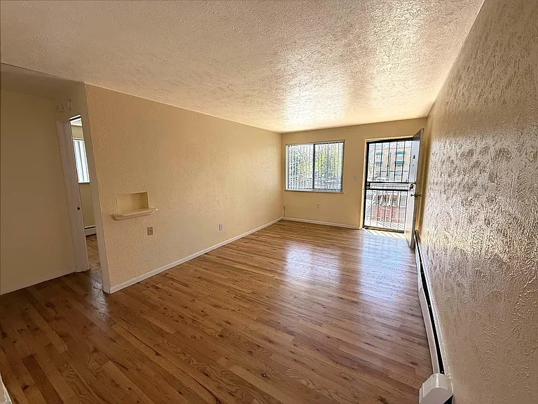 2150 N Franklin St #305 — Photo 2