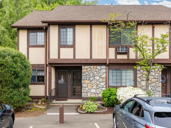 202 Foxwood Lane #202, Milford, CT 06461