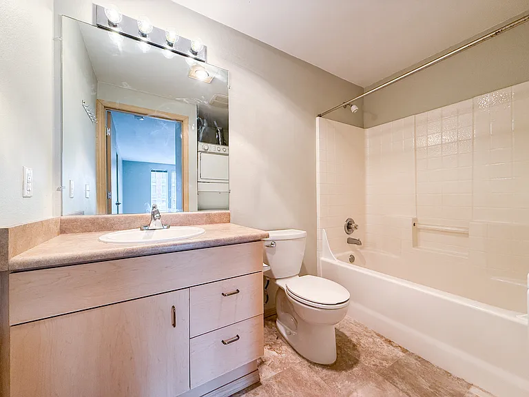 5200 Roosevelt Way NE #302 — Photo 8