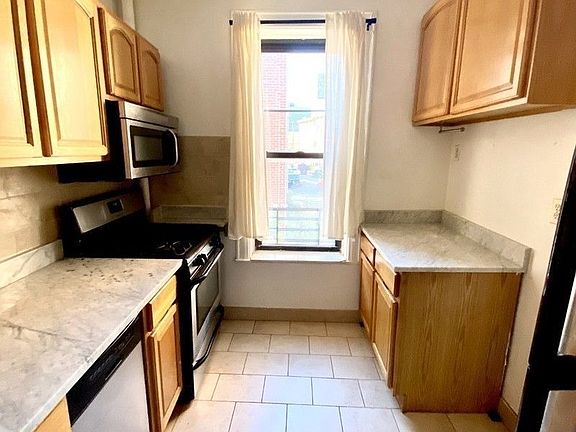 5th image of 29-10 Astoria Blvd #2B