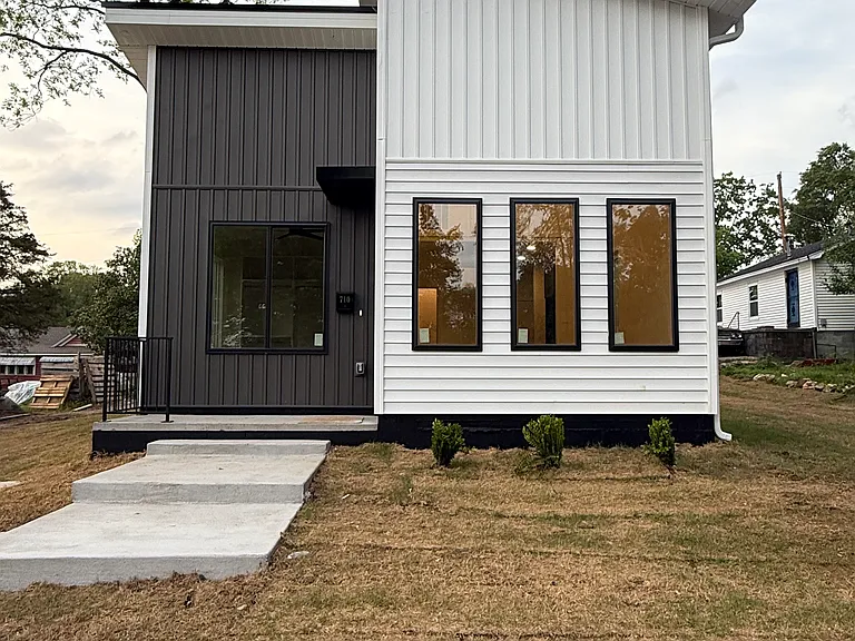 718 W Short 32nd St — Photo 1