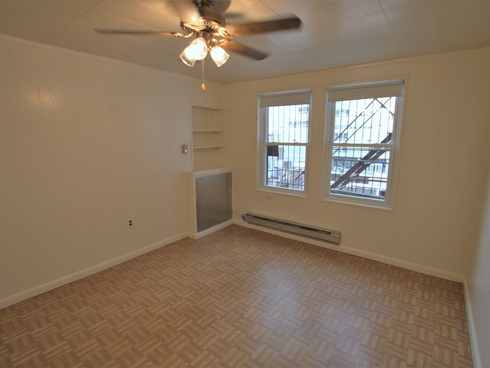 2nd image of 2035 Chestnut St