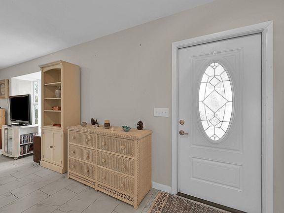 3rd image of 552 SW Eyerly Avenue