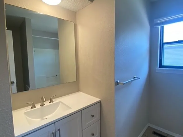 1443 N Wabash Ave — Photo 8