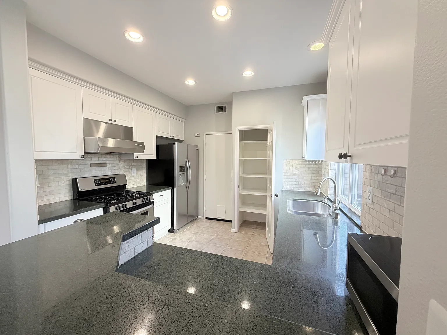 3 bed, 2.5 bath, 1400 sqft, $4,200 — Photo 4