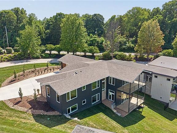 4th image of 5870 Chateau Lane