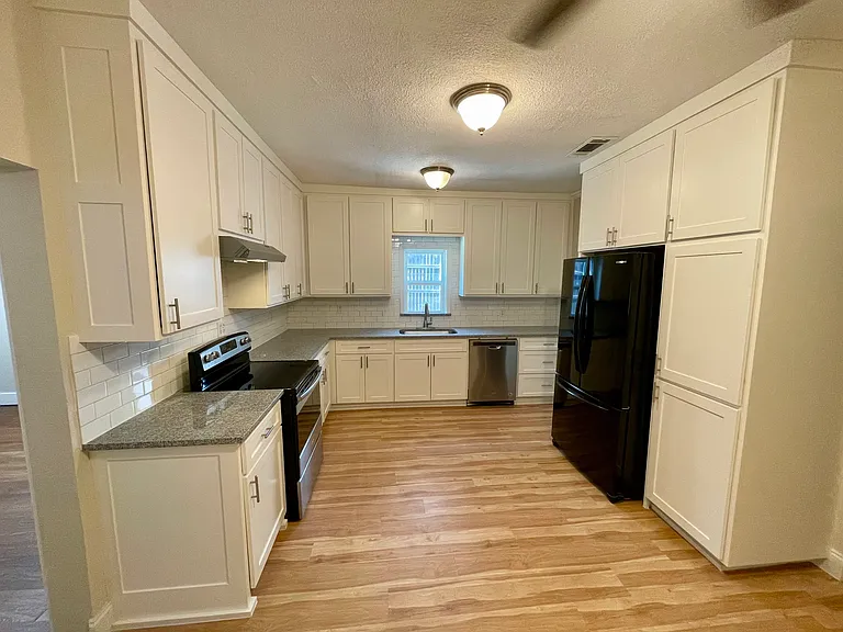 3820 W 5th St — Photo 3