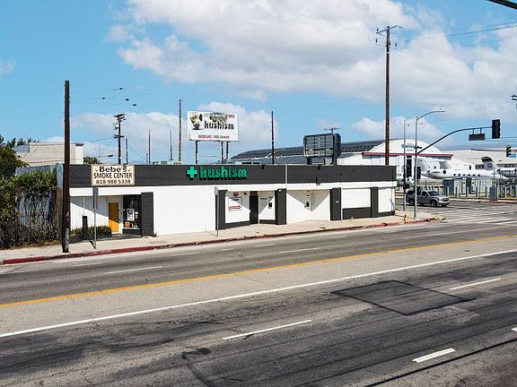3rd image of 7555 Woodley Ave