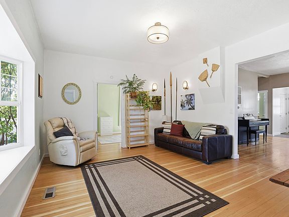 2nd image of 206 W 7th Ave