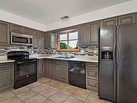 2nd image of 5509 Cambridge LANE #6
