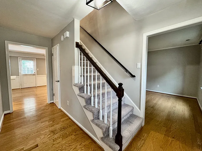 965 Commodore Dr — Photo 29