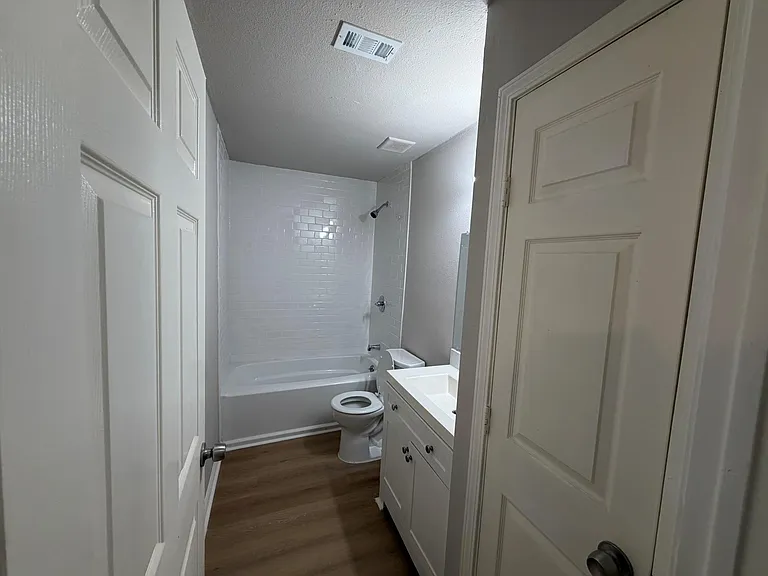4706 N Wayside Dr — Photo 6