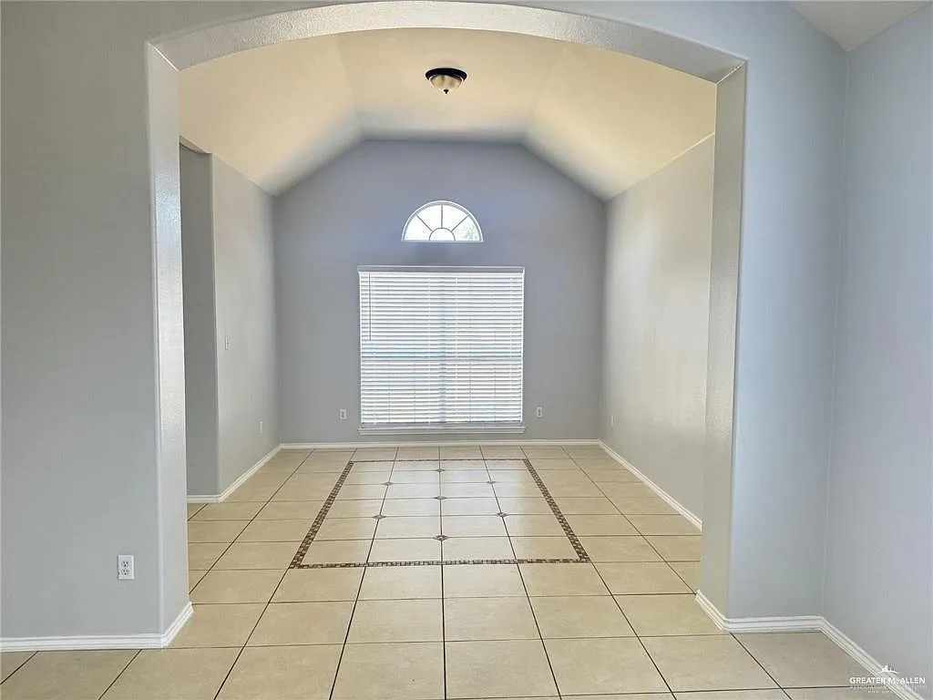 4 bed, 2.0 bath, 2561 sqft, $2,400 — Photo 4